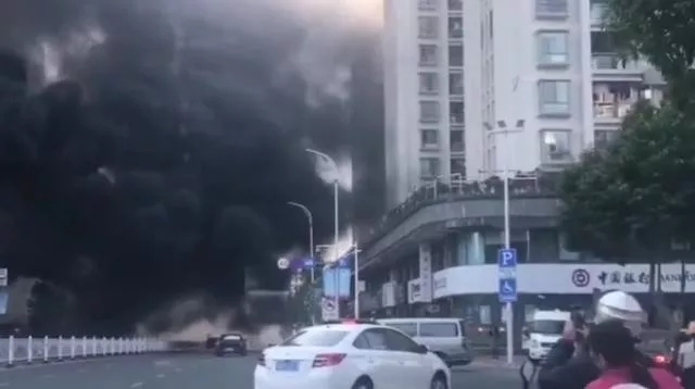 廣東汕頭一在建樓盤(pán)突發(fā)火災(zāi)，現(xiàn)場(chǎng)濃煙滾滾，相當(dāng)驚險(xiǎn)！