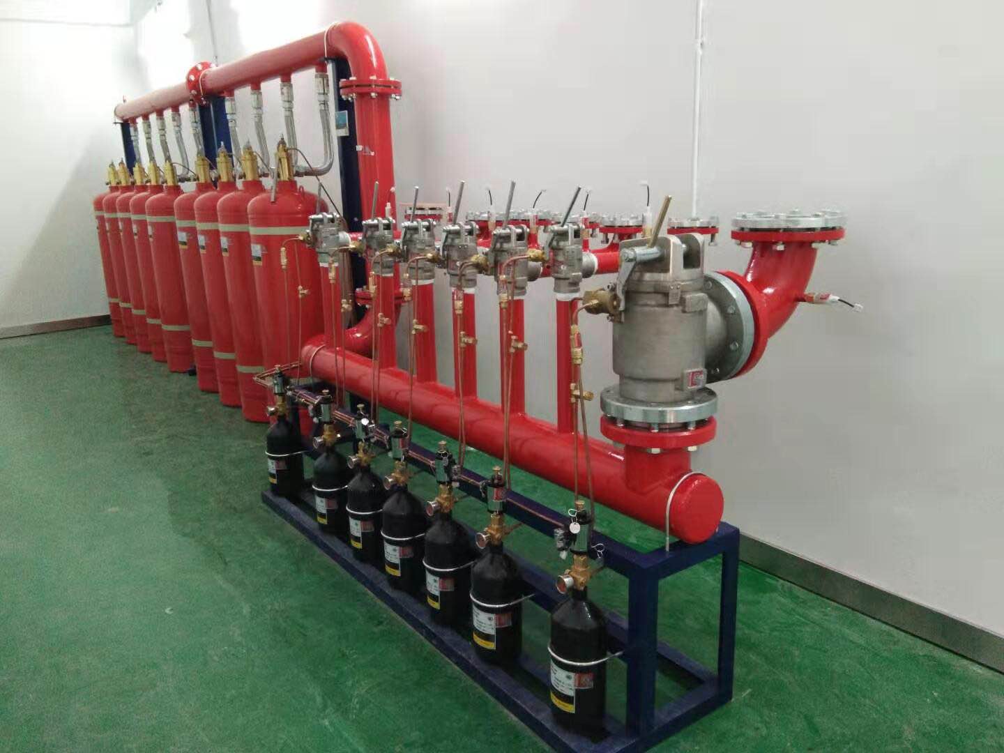 氣體滅火瓶儲存間能走水管嗎？